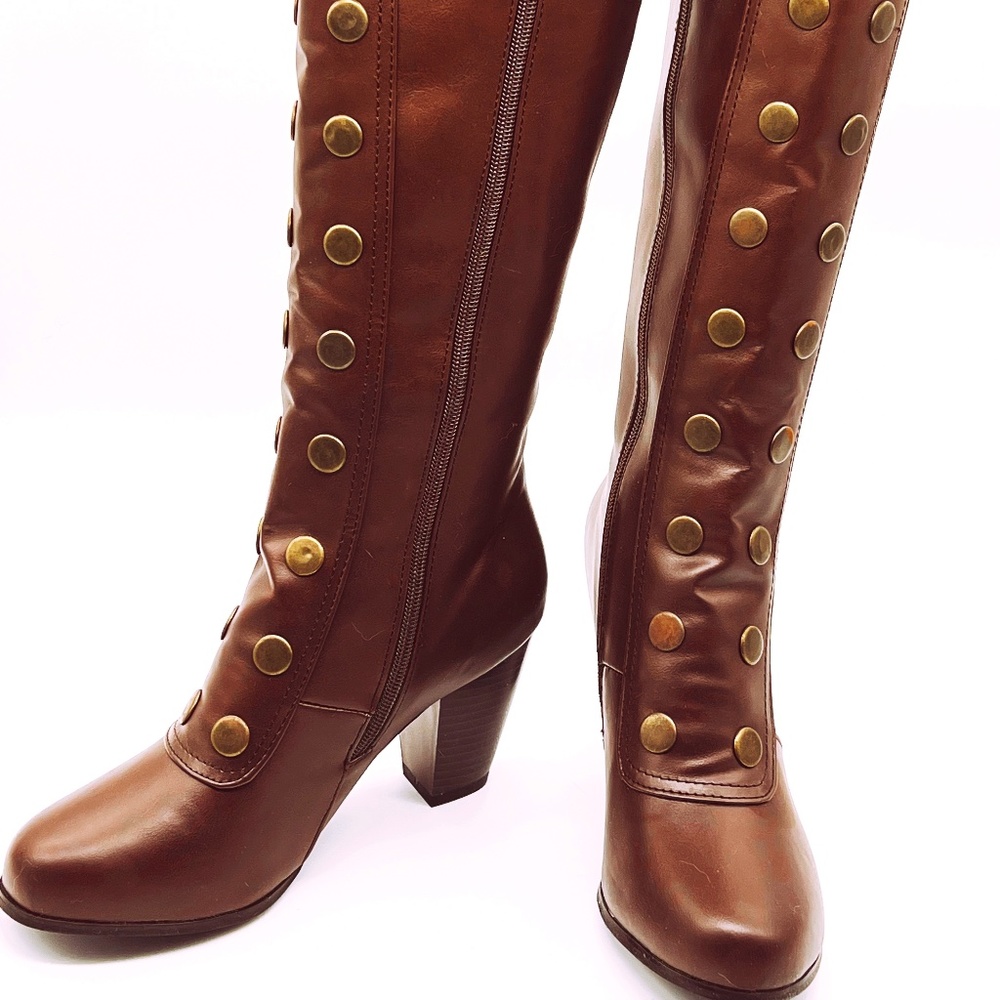 ❤️3 for $30❤️
NWOT Synthetic, knee-high, zip-up boots.